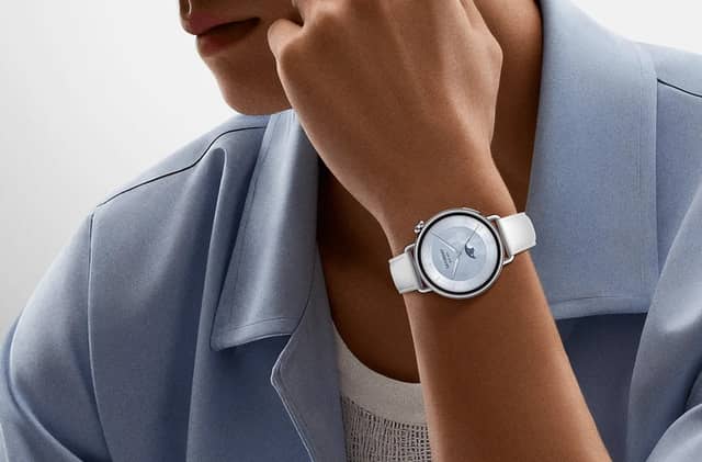 The Xiaomi S4 41mm offers a smartwatch and fitness tracker for the style conscious