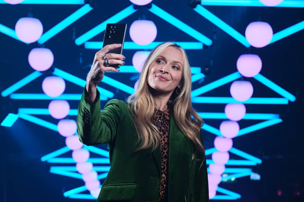 Fearne Cotton has teamed up with Samsung to go back to her chart show roots.
