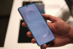The Galaxy S25 series includes Photo Assist’s Generative Edit, a tool allowing users to remove unwanted people or objects from photos.