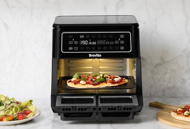 The Breville Halo Flexi offers a flexible 11-litre cooking space that can be split into two independent cooking zones