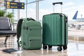 The COOLIFE cabin luggage set includes a 55x40x20cm hard-shell suitcase and matching 40x30x20cm travel backpack.
