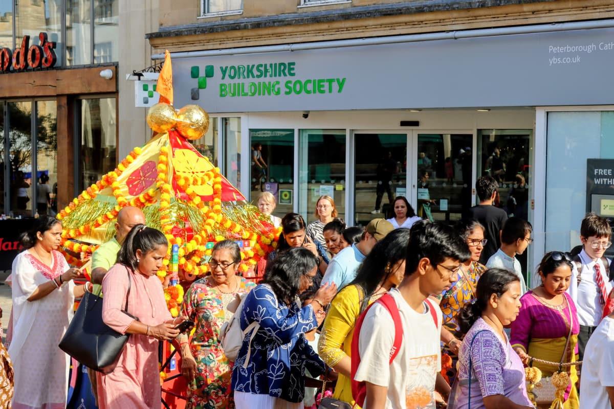 Hunderte versammeln sich in Peterborough, um das Lord Jagannath Chariot ...