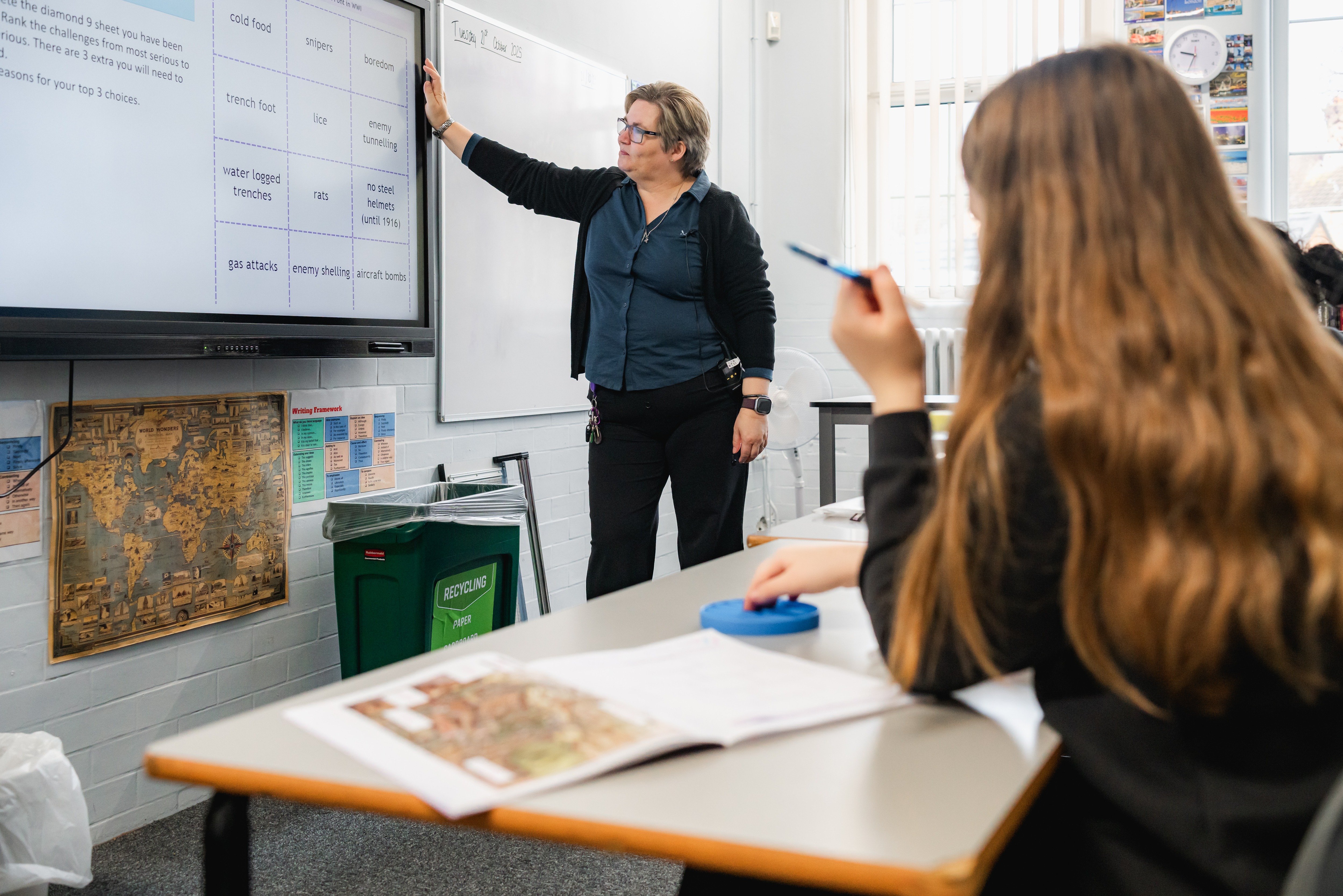 Schüler der Richard Barnes Academy feiern ihre Prüfungsergebnisse.