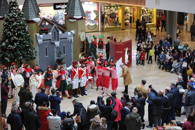 Christmas lights switch-on 2018 at QueensgateEMN-181117-194922009