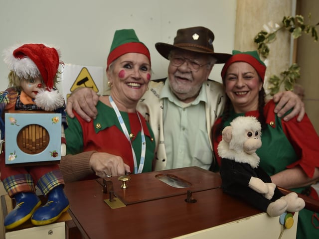 Sue Ryder Christmas Fair at Thorpe Hall. Judy Griffin and Erica Thompson with entertainer Sid Harbour EMN-191124-132016009