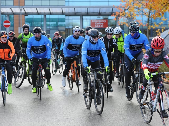 Cyclists at the hospital EMN-190112-183744009