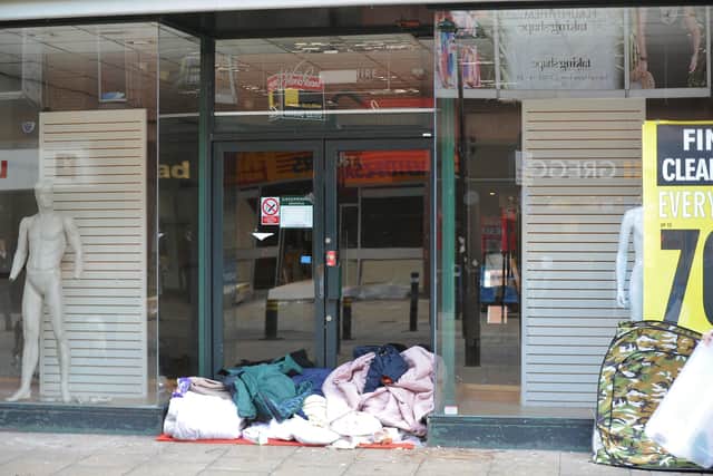 A rough sleeper in Long Causeway. EMN-190114-152339009