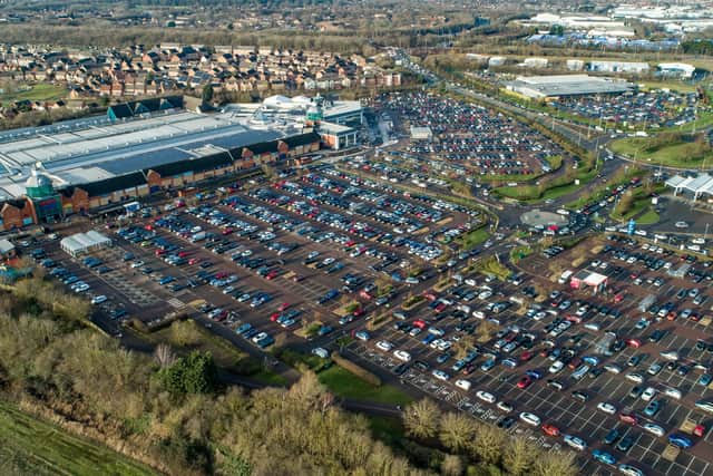 Drone footage showing cars queuing to get in and out of Serpentine Green. Photo and video: Terry Harris