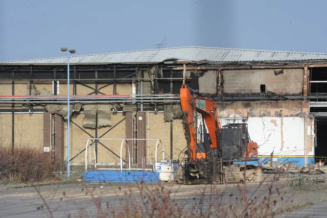 Demolition starts at the former Toys R Us site. EMN-200126-145618009