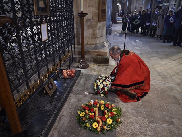 Mayor cllr Gul Nawaz lays a wreath