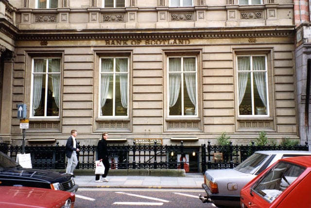 Park Row showing the Bank of Scotland in November 1990. There are railings outside and steps leading down to Roberto Moura, hairdresser in the basement of the building.
