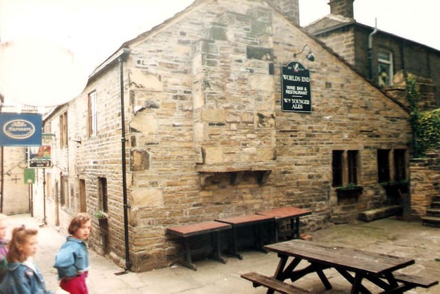 The World's End wine bar and restaurant on Wesley Square in May 1990. It was located at the top of Booth's Yard (formerly Hammerton Fold) just off Lowtown