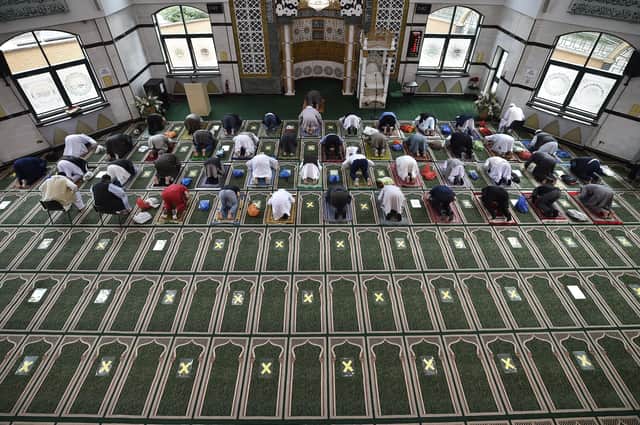 Prayers at Faizan-e-Madinah mosque at Gladstone Street showing social distancing EMN-200723-171351009