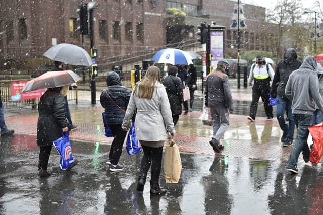 City centre shoppers out in the winter sleet EMN-200412-122205009