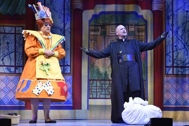 Aladdin panto at the New Theatre, Broadway EMN-211214-210014009