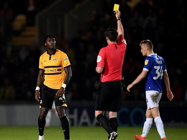 Adebayo Azeez receives a yellow card.
Photo: Getty Images