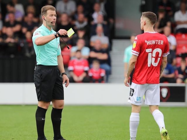 Referee Anthony Backhouse shows a yellow card to Ash Hunter.
Photo: Getty Images