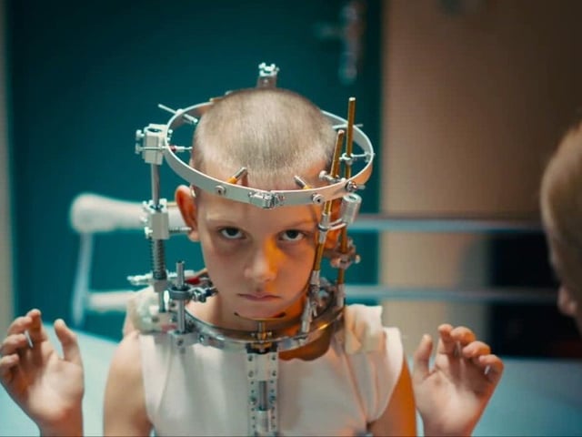 Alexia suffers a terrible skull injury and has a titanium plate fitted into her head. She rejects her parents, has problems with her sexuality and meets Vincent- a tortured man who tries to preserve his strength by injecting steroids into his aging body.