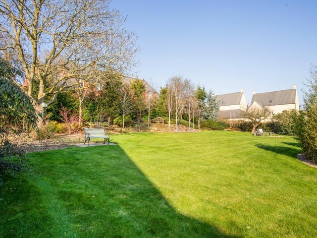 The garden makes it ideal for entertaining and enjoying the sun at all times of the day.