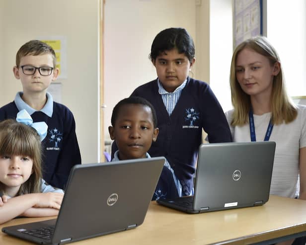 Year 2 pupils at Discovery Primary Academy with learning mentor Leah Friend taking part in Tutoring with the Lightning Squad EMN-211106-123248009