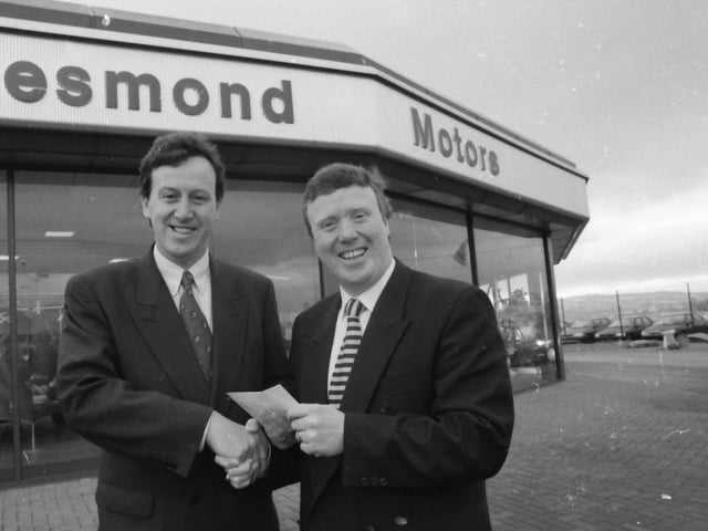 Seamus Mallon, managing director, Desmond Motors, presents a cheque to Derry City F.C., chairman, Paul Diamond, for sponsorship of a Derry-Bohemians match at the Brandywell.