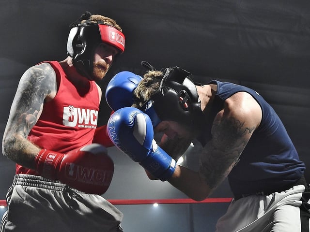 Oliver Lowndes (red) v Daniel Stephens (blue).