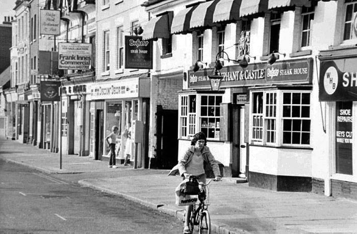 Bridge Street in 1983 with the Elephant and Castle pub in the background