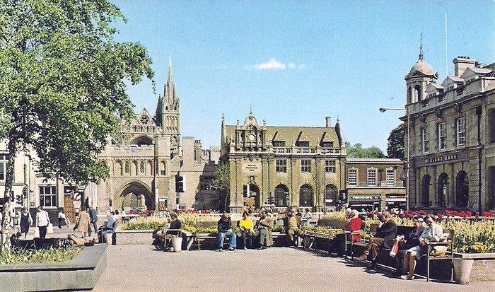A lazy bank holiday spent people-watching in Cathedral Square