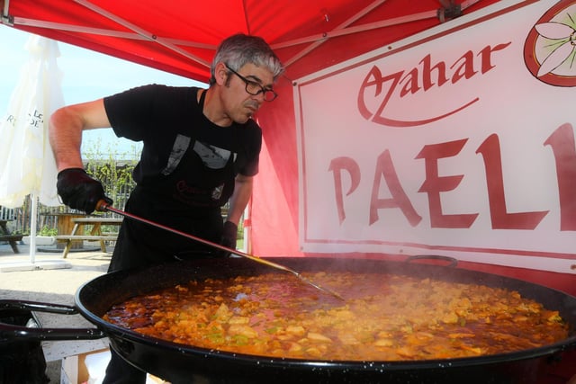 Guillerino Cobos making paella