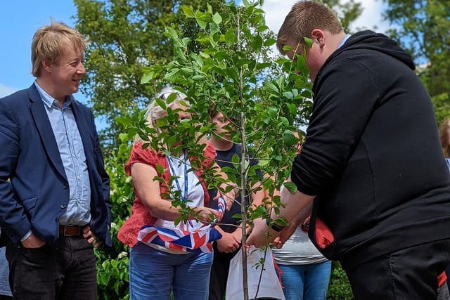 NeneGate School celebrated the Queen’s Platinum Jubilee with an afternoon tea for students, staff, governors and parents. This included a Jubilee quiz, raffle and a 50s music playlist. Peterborough MP, Paul Bristow, came along to show his support and to help plant a special jubilee tree.