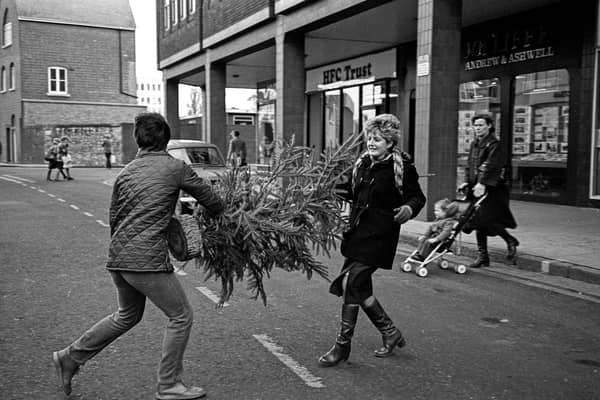1981 - Lorraine crossing the road to the salon with the Christmas tree