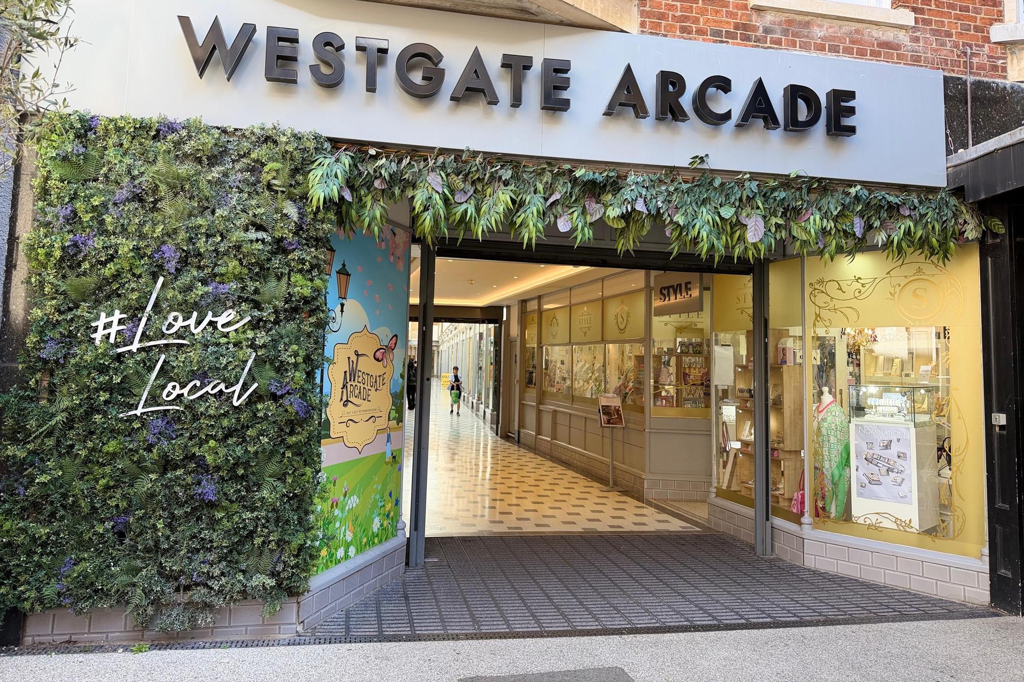 Feierlichkeiten zur Eröffnung neuer Geschäfte in der Westgate Arcade in ...