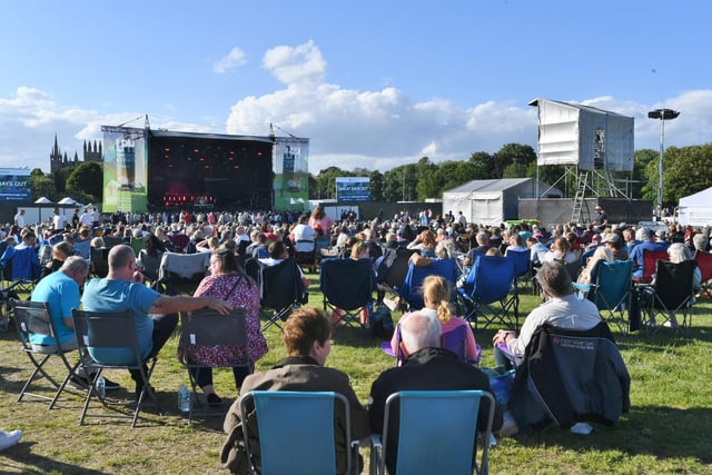 Crowds at the Simply Red show