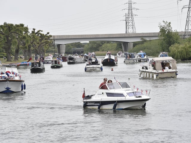 Over 40 boats travelled from Orton Mere to the Embankment and then to the Dog-in-a-Doublet.