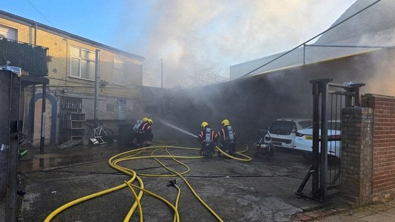 Mehr als 30 Feuerwehrleute im Einsatz bei einem Brand nahe dem ...
