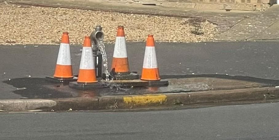 Schlauchverbot: Anglian Water in der Kritik, nachdem Wasser aus einem Rohr ...