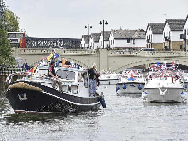 Over 40 boats travelled from Orton Mere to the Embankment and then to the Dog-in-a-Doublet.