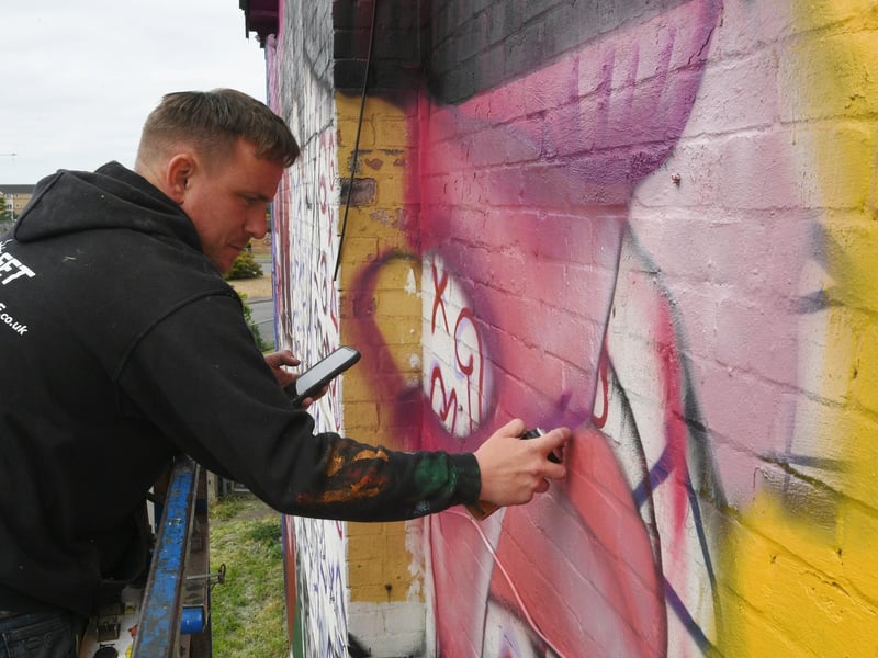 City street artist Nathan Murdoch at work at Gladstone Street