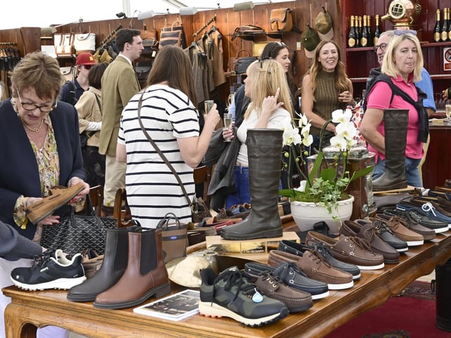 The Duberry shoe and boot stand