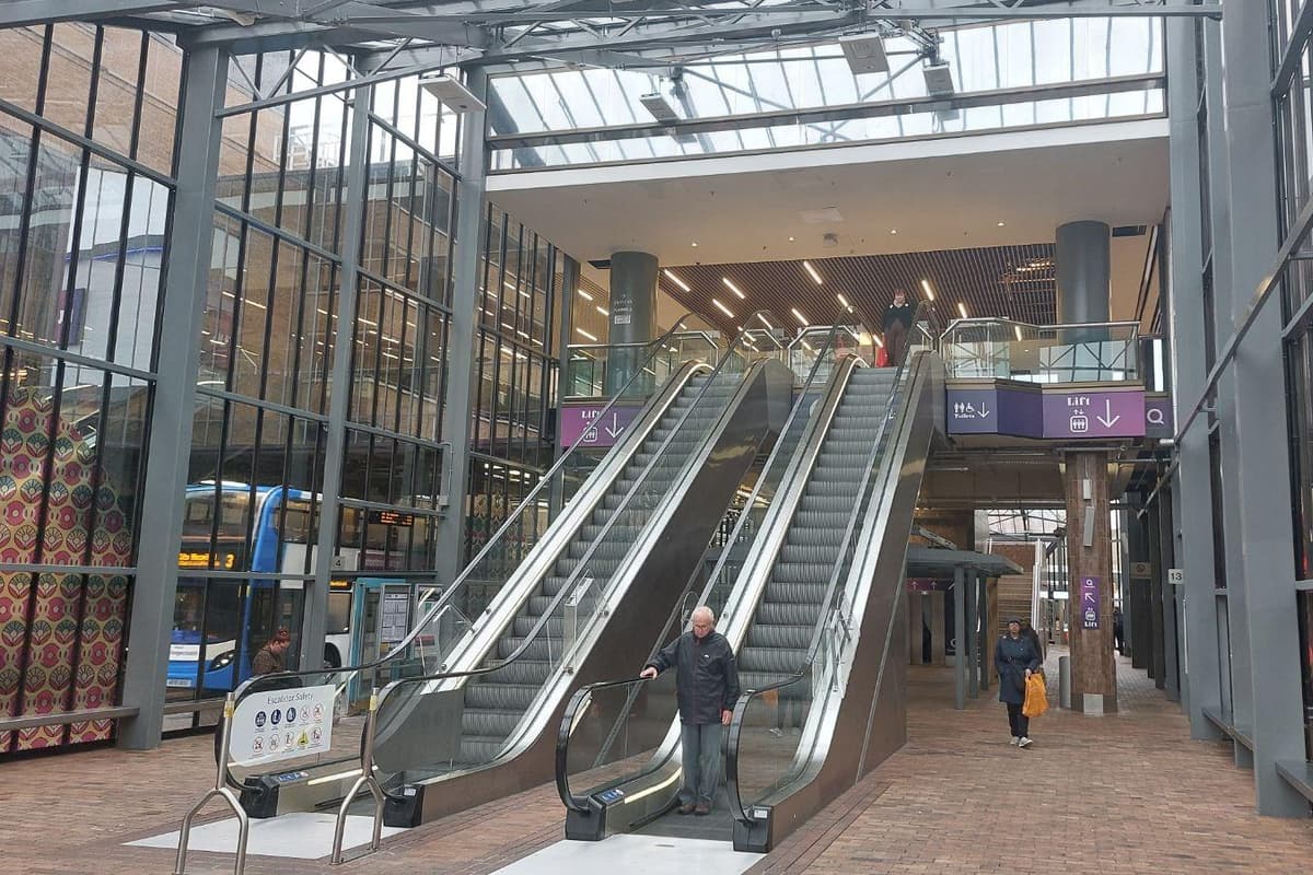 Rettungsdienste wegen plötzlichen Todes am Busbahnhof Queensgate in ...
