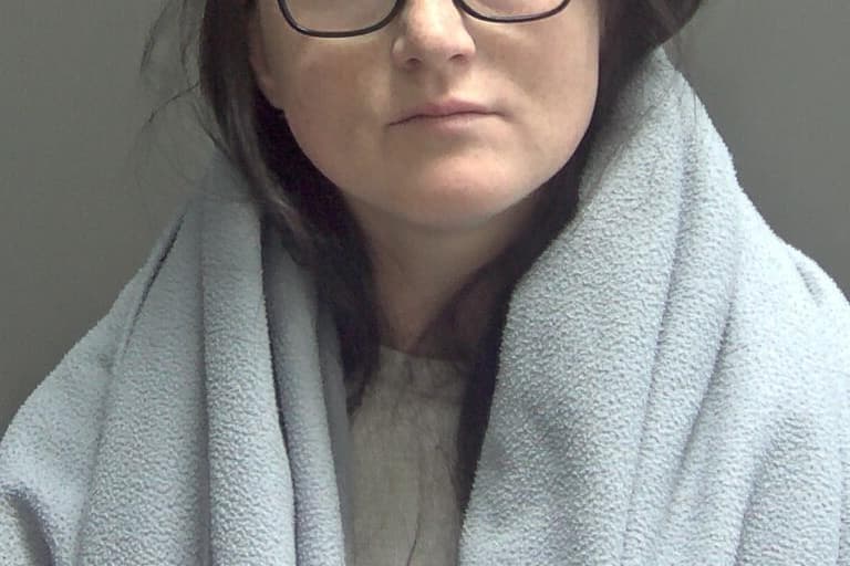Frau, die versuchte, das Haus ihrer Nachbarin in Brand zu setzen ...