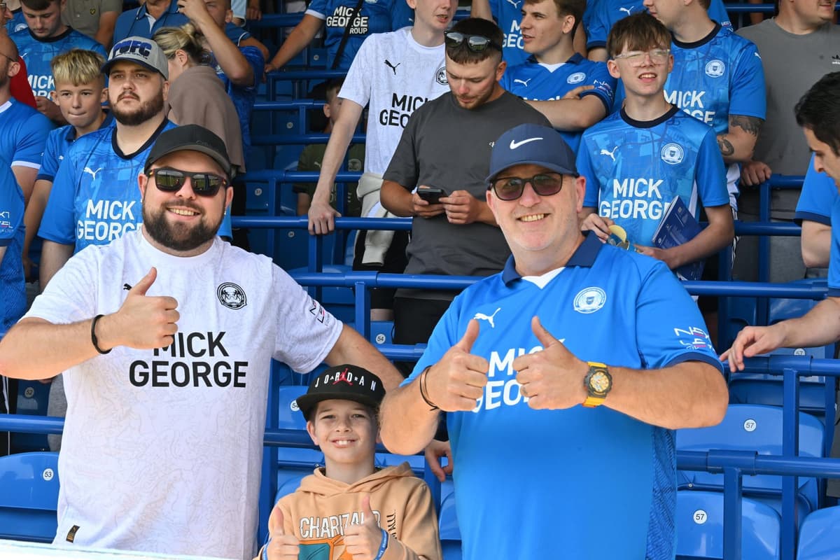Die Fans von Peterborough United strahlten im Sonnenschein an der London ...