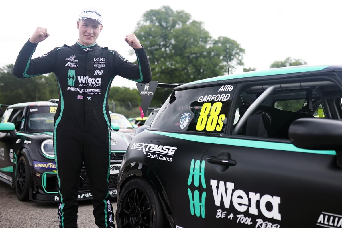 Alfie beweist großen Kampfgeist und Durchhaltevermögen in Oulton Park und ...