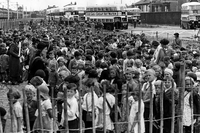 Evacuees queue up for the buses that will take them out of Portsmouth. The News PP303