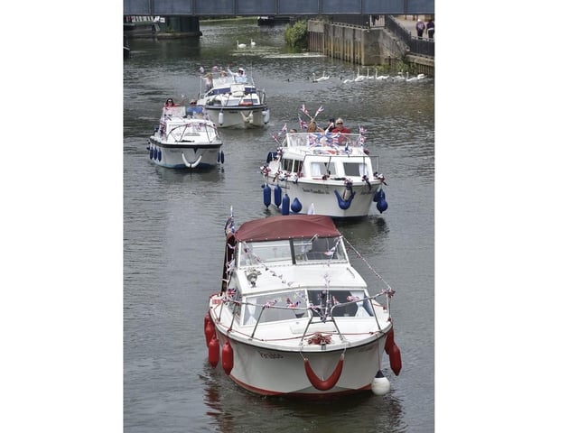Over 40 boats travelled from Orton Mere to the Embankment and then to the Dog-in-a-Doublet.
