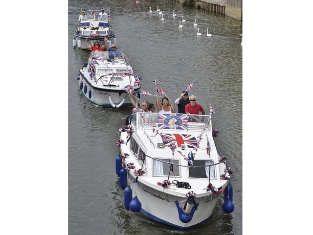 Over 40 boats travelled from Orton Mere to the Embankment and then to the Dog-in-a-Doublet.