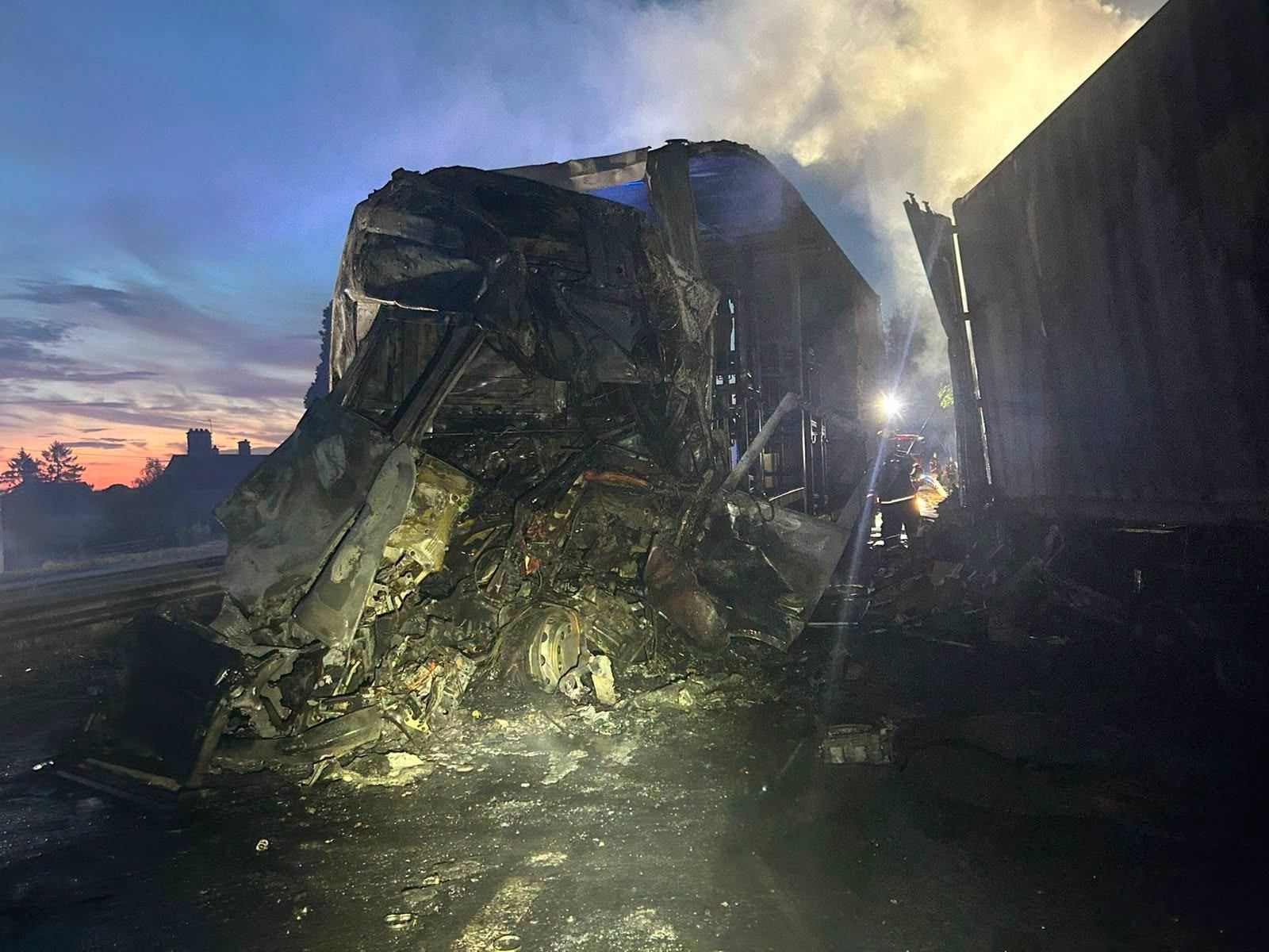 Die A1 in Richtung Norden bei Peterborough bleibt nach einem Unfall bis ...