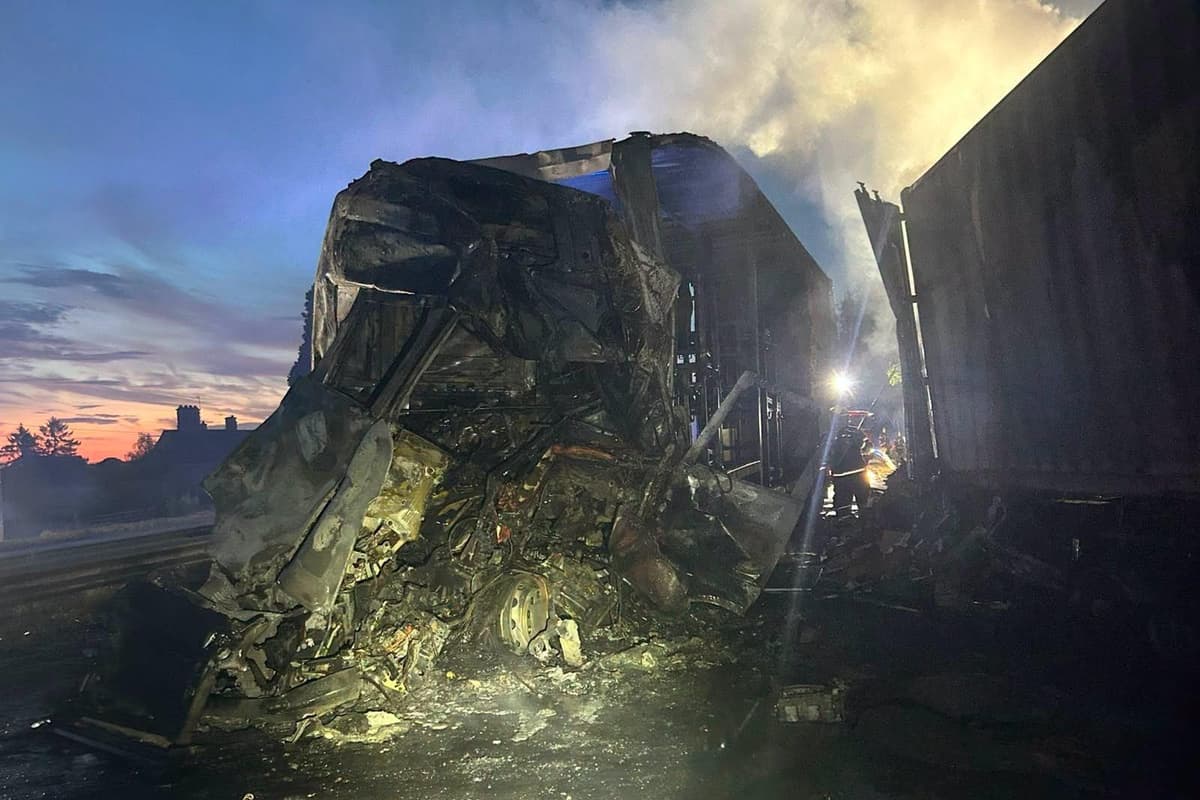 Die A1 in Richtung Norden bei Peterborough bleibt nach einem Unfall bis ...