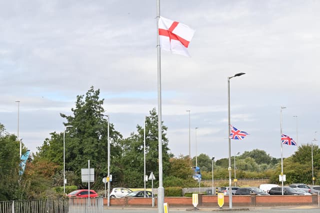 Der Stadtrat von Peterborough wird die England- und Unionsflaggen an den ...