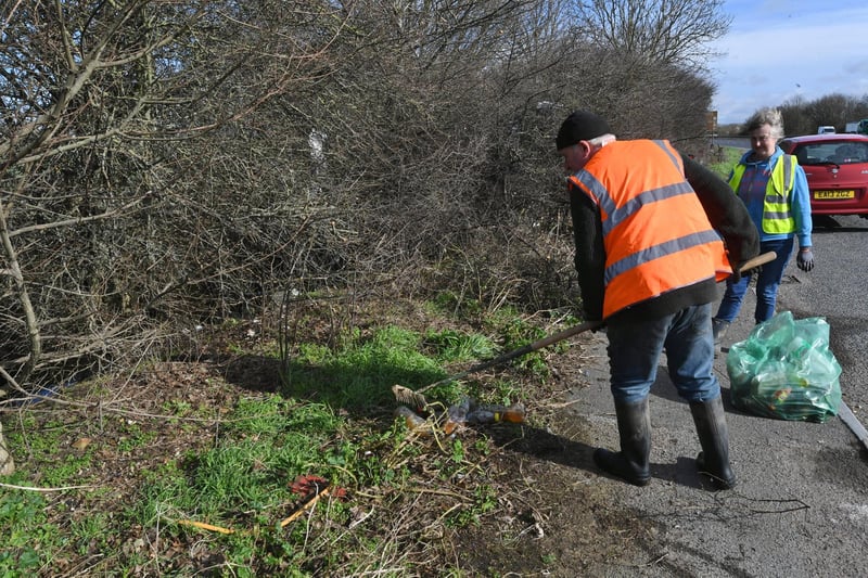  Jenny Wright and Mark Fishpool cleaning up layby on the Castor bypass